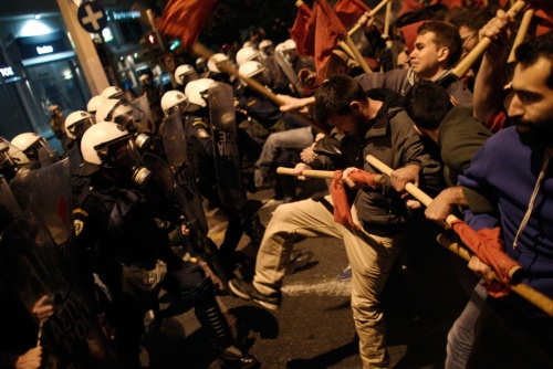 ギリシャ危機は深刻だった。2014年4月1日、ユーロ圏財務相会合でギリシャ追加融資を承認。アテネでは、抗議する人々が議会に押し寄せた(写真=AP/アフロ)