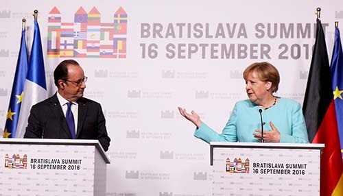 英国を除くEU27カ国の首脳らは9月16日、スロバキアの首都ブラチスラバで首脳会議を開き、EUの結束を訴える宣言を採択した。メルケル独首相(右)とオランド仏大統領(左)は会議後ともに記者会見を行い、英離脱決定後の27カ国の結束をアピールした。(写真:AP/アフロ)