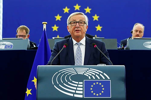 9月13日、仏ストラスブールの欧州議会で演説する欧州連合(EU)のユンケル欧州委員長。英国の離脱で結束が揺らぐEUの立て直しに向けて欧州統合の深化を訴えた。(写真:ロイター/アフロ)
