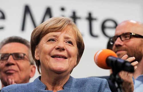 24日投開票のドイツ連邦議会選挙で、メルケル首相率いるキリスト教民主・社会同盟(CDU・CSU)が勝利した。だが一方で、新興右派「ドイツのための選択肢(AfD)」が第3党に躍進、ドイツ社会に衝撃を与えた。(写真:AP/アフロ)