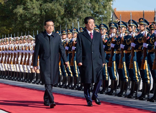 中国の李克強首相(左)と安倍晋三首相