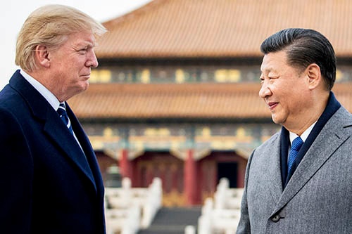 中国の習近平国家主席(右)は、明・清朝時代の皇宮「故宮(紫禁城)」でトランプ米大統領を歓待した。(写真:AP/アフロ)