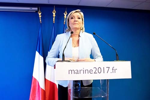 11月9日、トランプ氏が次期米大統領になることが決まった後、フランス・パリ近郊ナンテールの国民戦線党本部で記者会見するマリーヌ・ルペン党首。フランスでも来年の大統領選で番狂わせが起こり、ルペン氏が勝利するのではないかという見方がある。(写真=Christophe Morin/IP3/Getty Images)