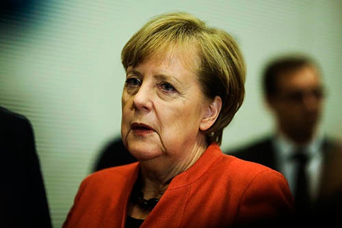 自身が率いるキリスト教民主・社会同盟(CDU・CSU)と、自由民主党(FDP)、緑の党による連立交渉が決裂し、窮地に陥った独アンゲラ・メルケル首相。20日、ベルリン市内。(写真:AP/アフロ)