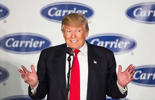 12月1日、ドナルド・トランプ次期米大統領は、米インディアナ州にある空調大手「キャリア(Carrier)」の工場を視察。キャリアが予定していたメキシコへの生産移転計画と、国内での人員削減を中止させたことを明らかにした。同時に、国外へ生産を移転する米企業は代償を払うことになると警告した。(写真:Tasos Katopodis/Getty Images)
