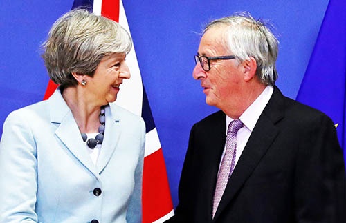 ようやく「第1段階」では合意に達したけれど…。英国のメイ首相(左)と欧州連合(EU)のユンケル委員長。(写真:ロイター/アフロ)