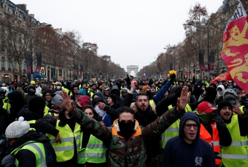 フランスでは、各地で大規模なデモが起こった(写真:ロイター/アフロ)