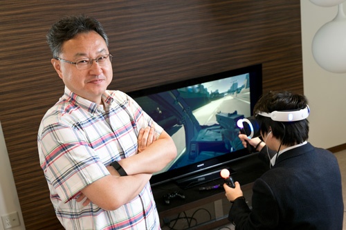 吉田氏とPS VR(写真:的野 弘路)