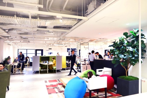三菱地所などが運営する、日本初のフィンテック企業専用のシェアオフィス「フィノラボ」(東京・大手町)