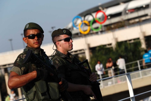 2016年リオデジャネイロ五輪では銃を持った兵士らが警備にあたった(写真=AFP/時事)