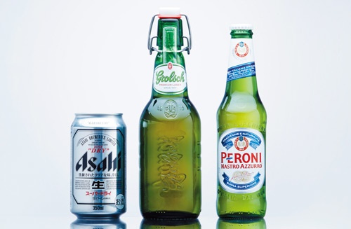<b>「ペローニ」(右)、「グロルシュ」(中央)とも欧州のプレミアムビールとして長年親しまれている。アサヒビールの「スーパードライ」もアジアや北米で販売強化を進めており、今後はシナジー効果をどのように高めるかが焦点だ</b>(写真=吉田 健一)