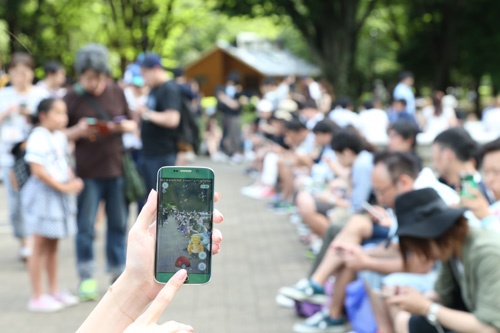 8月上旬の週末、東京・代々木公園にはポケモンGOを楽しむ“トレーナー”の姿がそこかしこにあった