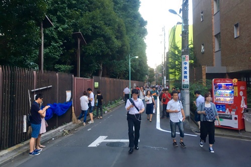 7月末、普段は人影もまばらな新宿御苑沿いの道路はポケモンGOユーザーでごった返していた。子供だけでなく、大人も熱中しているのがポケモンGOの特徴といえるだろう