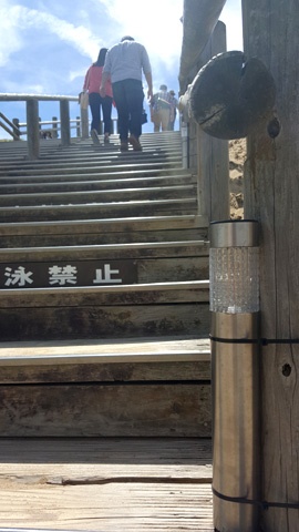 ポケモンGOの配信以降、夜間に訪れる人が激増したことから、鳥取県は急きょ、砂丘入り口の階段に照明を設置した