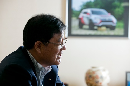 日経ビジネスの取材に応じた三菱自動車の益子修CEO（写真＝的野 弘路、以下同）