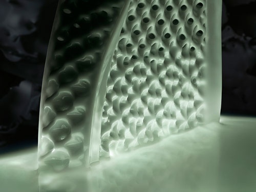 アディダスが生産を始めた新シューズ「フューチャークラフト4D」。特殊樹脂を紫外線で固める3Dプリンターで、ソール（靴底）部分を“印刷”する。
