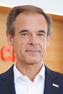 <b>フォルクマル・デナー(Volkmar Denner)氏</b></br>1956年11月生まれ。パワー半導体、集積回路、エンジン開発などの部門を経て、03年にオートモーティブエレクトロニクス部門プレジデントに就任。06年に取締役。12年からボッシュ会長。同社のCTO(最高技術責任者)も務める。(写真:永川智子)