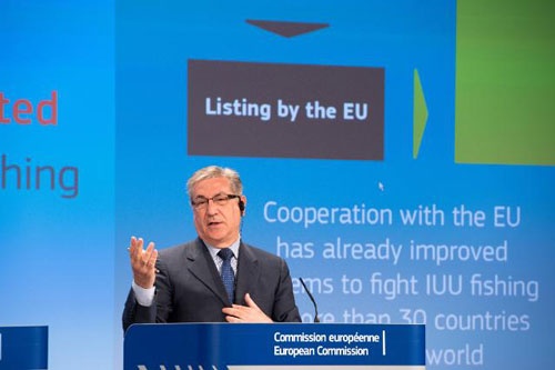 タイへのイエローカードの提示について説明する欧州委員会の会見(写真:European Union, 2015)
