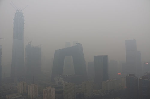 深刻な北京の大気汚染。中国政府も環境対策に本腰を入れざるを得ない状況だ (写真=アフロ)
