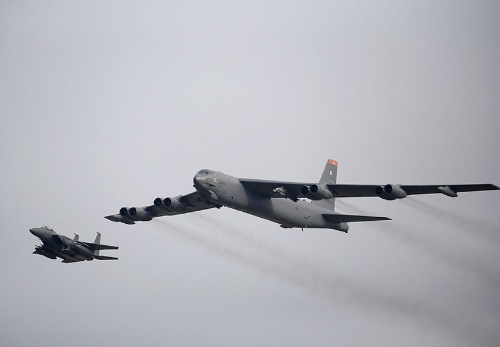 核弾頭を搭載可能な米戦略爆撃機「B52」。北朝鮮を警戒するため飛来している(写真:ロイター/アフロ)