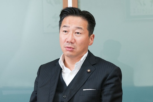 <span class="fontBold">福山 哲郎(ふくやま・てつろう)</span><br>1962年生まれ。1986年、京都大学大学院法学部研究科修士課程を修了し、大和証券に入社。1990年に松下政経塾に入塾。1998年に参院議員に初当選。2009年から民主党政権において、外務副大臣、内閣官房副長官、参院外交防衛委員長を歴任。2017年、立憲民主党の創設に参加。現在は同党幹事長を務める。(写真:菊池くらげ、以下同)