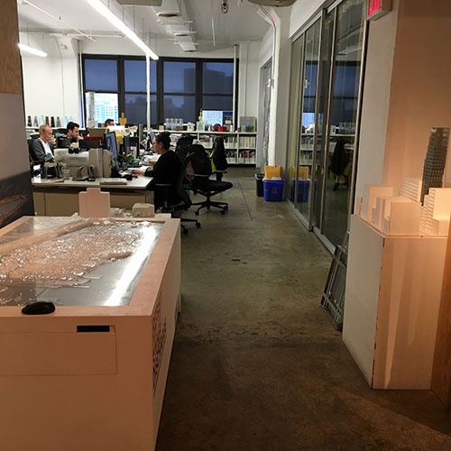 オフィスの入り口には数点の大型模型が展示してあった(写真:OMA)