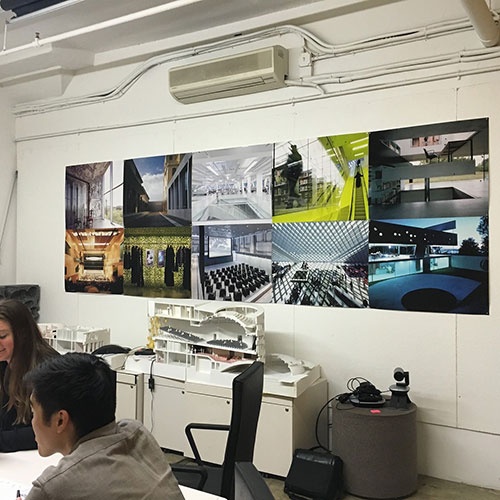 会議室にはこれまでに手掛けたプロジェクトの写真が展示してある(写真:OMA)