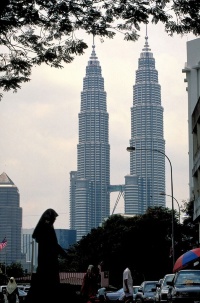 マレーシアの首都クアラルンプールの象徴となった「ペトロナスツインタワー」は米国建築界の重鎮、シーザー・ペリ氏が設計を手掛けた代表作のひとつ（写真：Jeff Goldberg/ESTO）