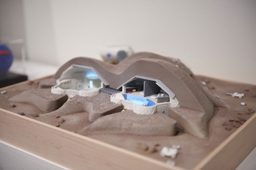 ロンドンオフィスに展示してある火星有人探査基地の模型。レゴリス（地表を覆う砂などの堆積物）で表層を覆う（写真：永川智子）