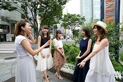 座談会には大学生〜社会人2年目までの4人の女子が参加してくれた。司会はドリコムの吉田優華子氏(右端)。(撮影は的野弘路)
