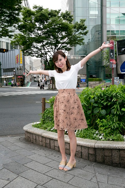 社会人2年目の中濱あやなさん(23歳)。洋服の購入では、フリマアプリのメルカリなどを使いこなす。(撮影は的野弘路)