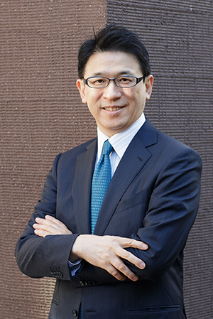 齊藤 孝(さいとう・たかし)1960年静岡県生まれ。明治大学文学部教授。東京大学法学部卒業。東京大学大学院教育学研究科博士課程等を経て現職。専門は教育学、身体論、コミュニケーション論。累計部数1000万部を超える著書を送り出したベストセラー作家でもある。2018年2月に、ビジネスに役立つ実践的な“人づき合いのコツ”をわかりやすく解説した『大人の人間関係力』を上梓。(写真:平野敬久)