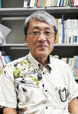 <span class="fontBold">橋本健二(はしもと・けんじ)氏</span><br><span class="fontBold">早稲田大学人間科学学術院 教授</span><br>1959年石川県生まれ。1988年東京大学大学院教育学研究科博士課程単位取得退学。2013年から現職。データを駆使して日本社会の階級構造を浮き彫りにする。また、趣味と研究を兼ねて「居酒屋考現学」を提唱。主な著書に『<a href="https://www.amazon.co.jp/dp/4062884615" target="_blank">新・日本の階級社会</a>』『<a href="https://www.amazon.co.jp/dp/4396114508/" target="_blank">居酒屋の戦後史</a>』『<a href="https://www.amazon.co.jp/dp/4480066365/" target="_blank">階級都市 格差が街を侵食する</a>』など。