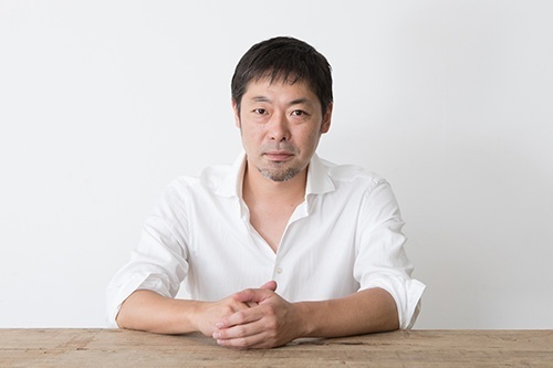 <span class="fontBold">寺尾 玄(てらお・げん)氏</span><br /> バルミューダ社長/17歳の時、高校を中退。スペイン、イタリア、モロッコなど、地中海沿いを放浪。帰国後、音楽活動を開始し、大手レーベルと契約するなど、バンド活動に専念。2001年バンド解散後、モノ作りの道を志す。工場に飛び込んで教えを請うなど、設計、製造を独学で習得。2003年、バルミューダデザインを設立(2011年4月、バルミューダに社名変更)。“そよ風”のような優しい風が心地よい扇風機「The GreenFan」や、スチームを使った絶妙な焼き加減を実現したトースター「BALMUDA The Toaster」など、業界を席捲するヒット商品を開発・販売。新商品はオーブンレンジ「BALMUDA The Range」。著書に『行こう、どこにもなかった方法で』(新潮社)がある。(写真=稲垣純也)