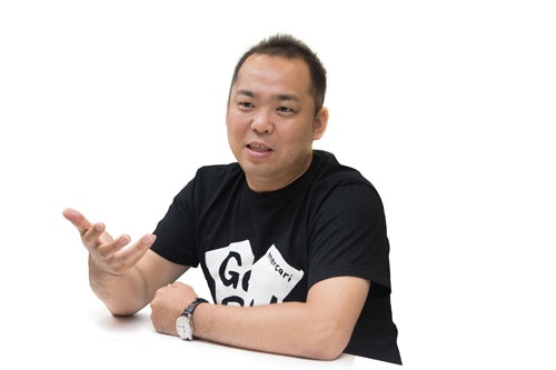 <b>小泉 文明(こいずみ ふみあき)氏</b><br />メルカリ社長兼COO。早稲田大学商学部卒業後、大和証券SMBC(現・大和証券)でミクシィやディー・エヌ・エーといったIT企業のIPO(新規株式公開)を担当。2007年にミクシィに転職し、執行役員CFOとしてコーポレート部門を統轄する。12年に退任後、スタートアップ支援を経て、13年12月メルカリに入社。14年3月取締役就任。17年4月、創業者の山田進太郎氏から引き継いで現職に就く。(写真=稲垣純也)