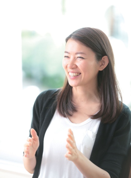 仲 暁子(なか あきこ)氏1984年生まれ。千葉県出身。高校でニュージーランドに留学し、大学は京都大学経済学部に進学。在学中に起業を経験し、卒業後、外資系投資銀行のゴールドマン・サックス証券に入社。2年ほどで退職し、漫画家を目指した後、フェイスブック日本法人の立ち上げに参画。半年後の2010年に独立し、現ウォンテッドリーを創業。