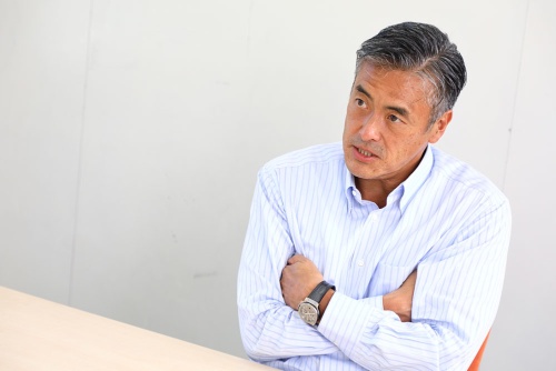<span class="fontBold">玉塚 元一</span><br> 旭硝子などを経て、2002年ファーストリテイリング代表取締役社長 兼 COOに就任。2005年9月に企業再生・事業の成長を手掛ける企業リヴァンプを創業。ローソン社長、会長CEOを経て2017年6月、デジタル製品のテスト及びQAを行うデジタルハーツホールディングス代表取締役社長CEOに就任。