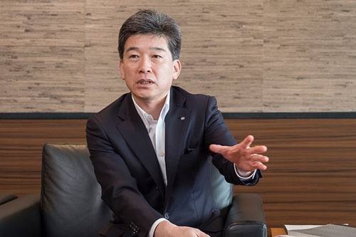静岡銀の柴田頭取は、地銀業界では珍しい53歳という若さでトップに就いた。(写真:廣瀬 貴礼)