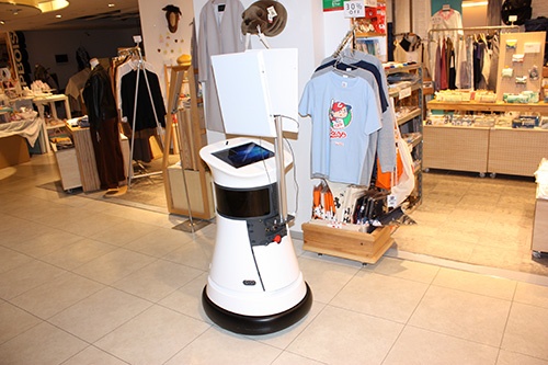自走ロボット「シリウスボット」は、上部のアンテナでRFIDの情報を読み取 る