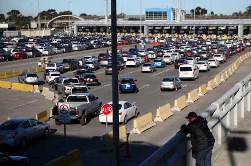 ヘクターやアレハンドロは自動車に乗って密入国した(写真</span>:Justin Sullivan/Getty Images)