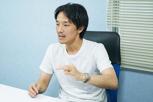 <b>濱松誠(パナソニック)</b><br /> 1982年生まれ。2006年パナソニック入社。2012年に若手主体の有志団体「One Panasonic」を立ち上げ、部門を越えた全社一体化をリードする(写真=吉成 大輔)