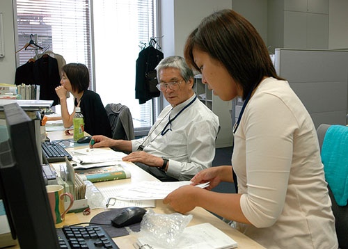 今や60歳以降も働き続ける人は増えている(写真=時事通信)