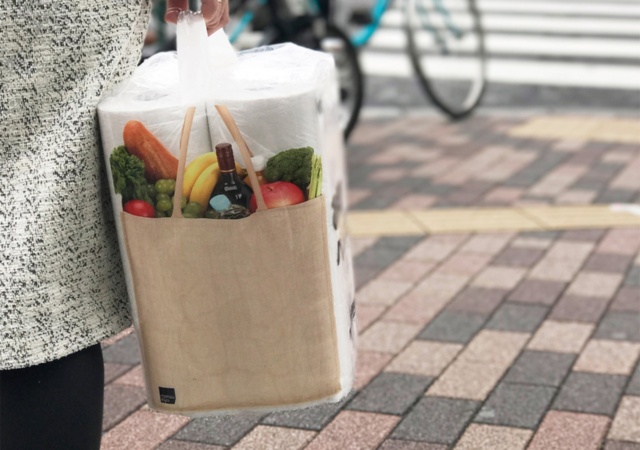 買った人が喜んで持ち運べるような、楽しくて周りからも注目されるデザインに変えた。写真は「赤ちゃん」タイプと「ショッピング」タイプのデザイン