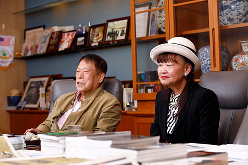 アパホテルグループの元谷外志雄代表とアパホテルの元谷芙美子社長(写真:竹井 俊晴、以下同)