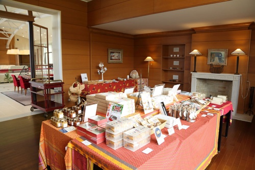 土産コーナーも滋賀の商品をそろえる(写真:大亀京助)
