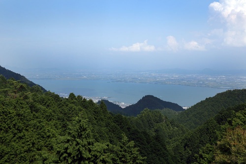 琵琶湖を臨む好立地にある(写真:大亀京助)