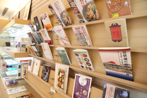 滋賀についてのさまざまな本も置かれている(写真:大亀京助)