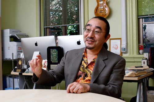 <b>菅 裕明(すが・ひろあき)</b><br /> 1963年生まれ。89年岡山大学大学院卒業後、米マサチューセッツ工科大学、米ニューヨーク州立バッファロー大学などを経て2003年から東京大学先端科学技術研究センター准教授、2005年同センター教授、2006年ペプチドリーム創業。2010年東京大学大学院理学研究科化学専攻生物有機化学教室教授(写真:竹井俊晴)