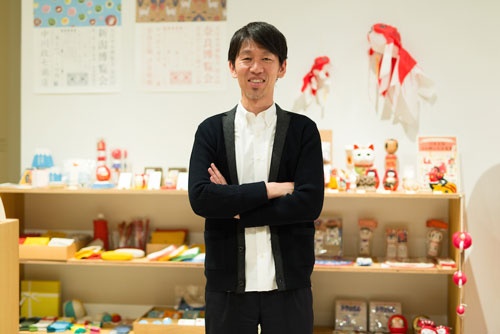 <b>中川 政七(なかがわ・まさしち)</b><br /> 中川政七商店13代社長。1974年生まれ。京都大学卒業後、2000年に富士通入社。02年に中川政七商店に入社し、日本初の工芸品SPAを確立。08年、13代社長に就任。「日本の工芸を元気にする!」を合言葉に業界特化型の経営コンサルティング事業を開始し、次々にヒット工芸品を生む。近著に『<a href="https://www.amazon.co.jp/gp/product/4822235807/ref=as_li_qf_sp_asin_tl?ie=UTF8&camp=247&creative=1211&creativeASIN=4822235807&linkCode=as2&tag=n094f-22" target="_blank">経営とデザインの幸せな関係</a>』(日経BP社)。(写真:吉成 大輔、以下同)
