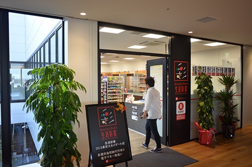 生活彩家OCS東京スカイゲート店。国際物流を手がけるANAグループ会社、OCSの本社ビル内のコンビニとして、社員の休憩スペースに開業した。同社担当者は「今後はANAグッズを販売したい」と話す。